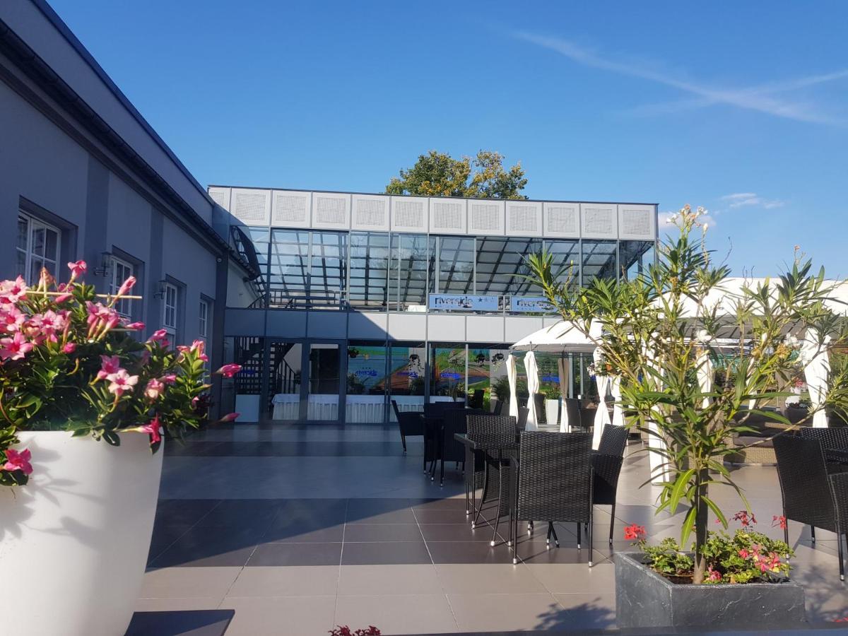 里弗赛德酒店 Włocławek 外观 照片